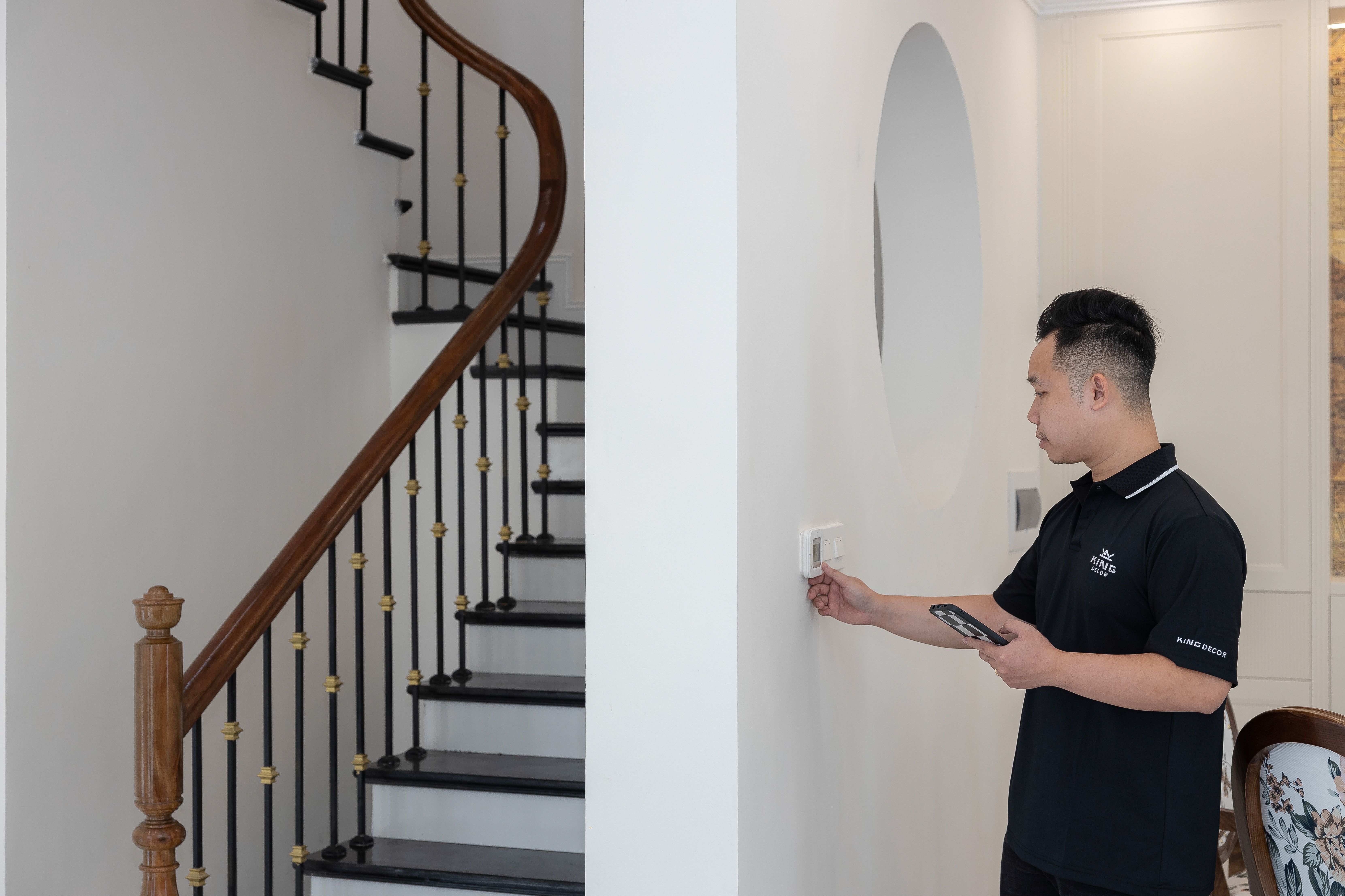 Smartphone app controlling smart home devices